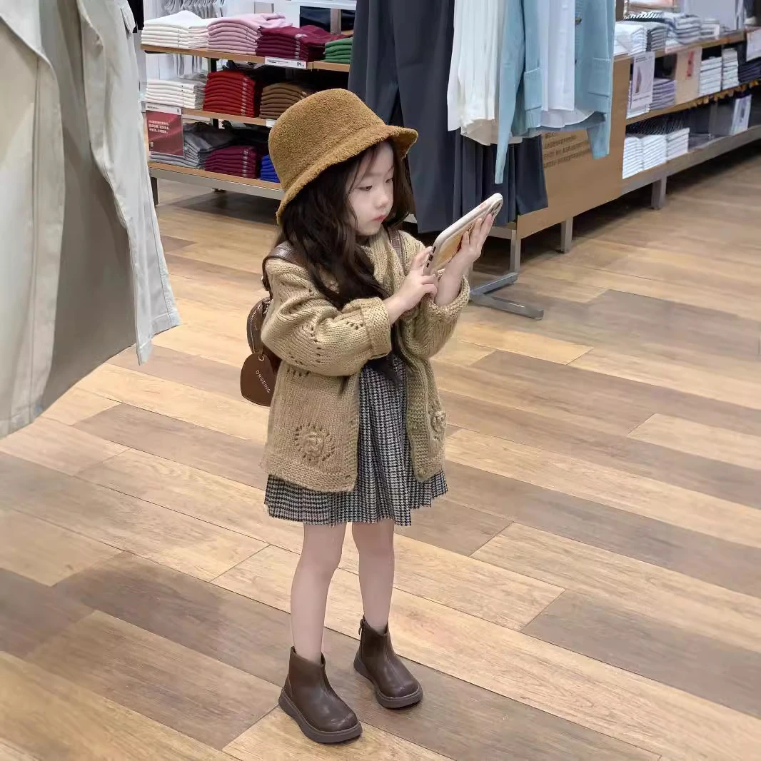 韩版童装2024秋季新款女童钩花毛线开衫格子百褶裙23308