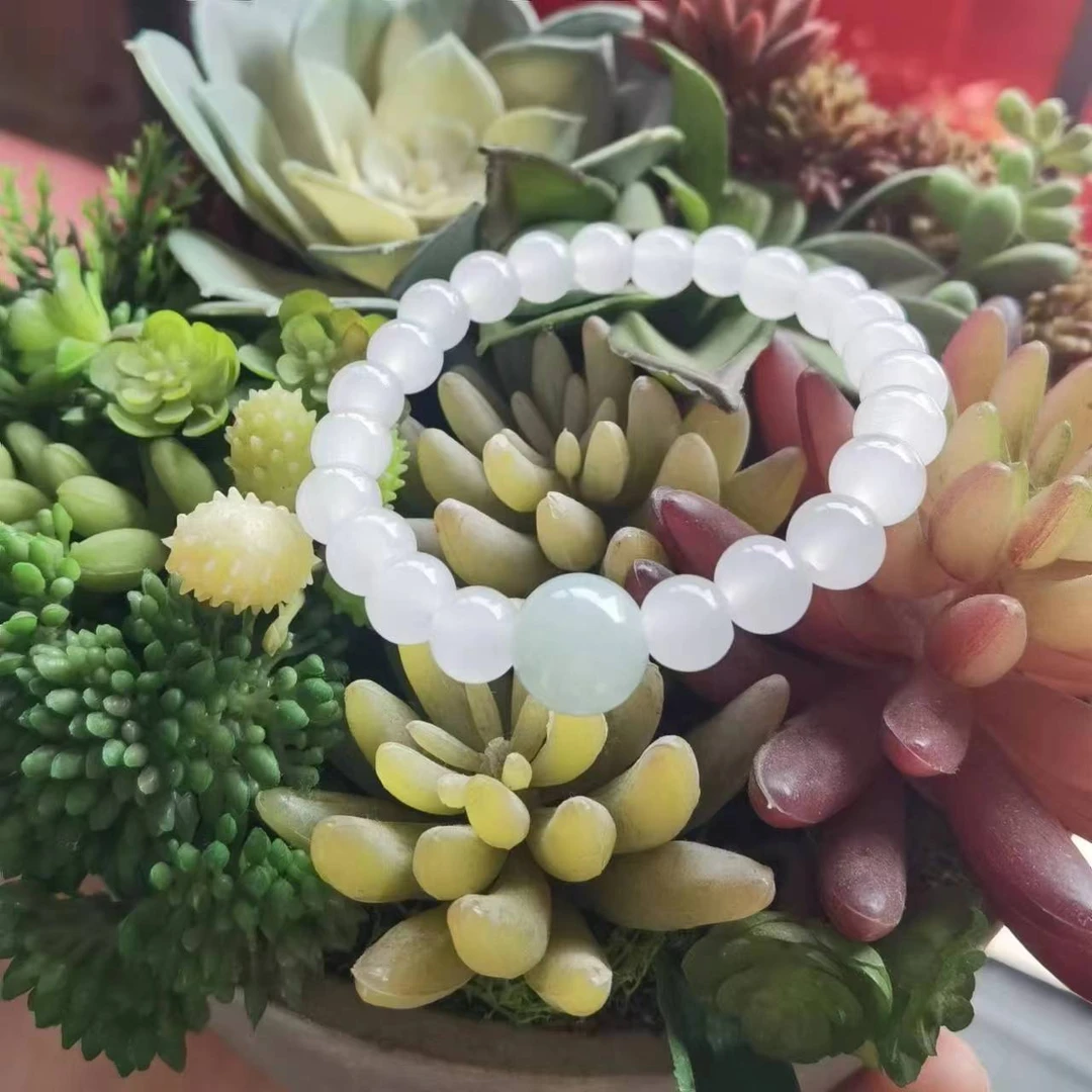 天然缅甸A货翡翠手串，时尚精美，只有单珠是翡翠，多样性发货 百搭