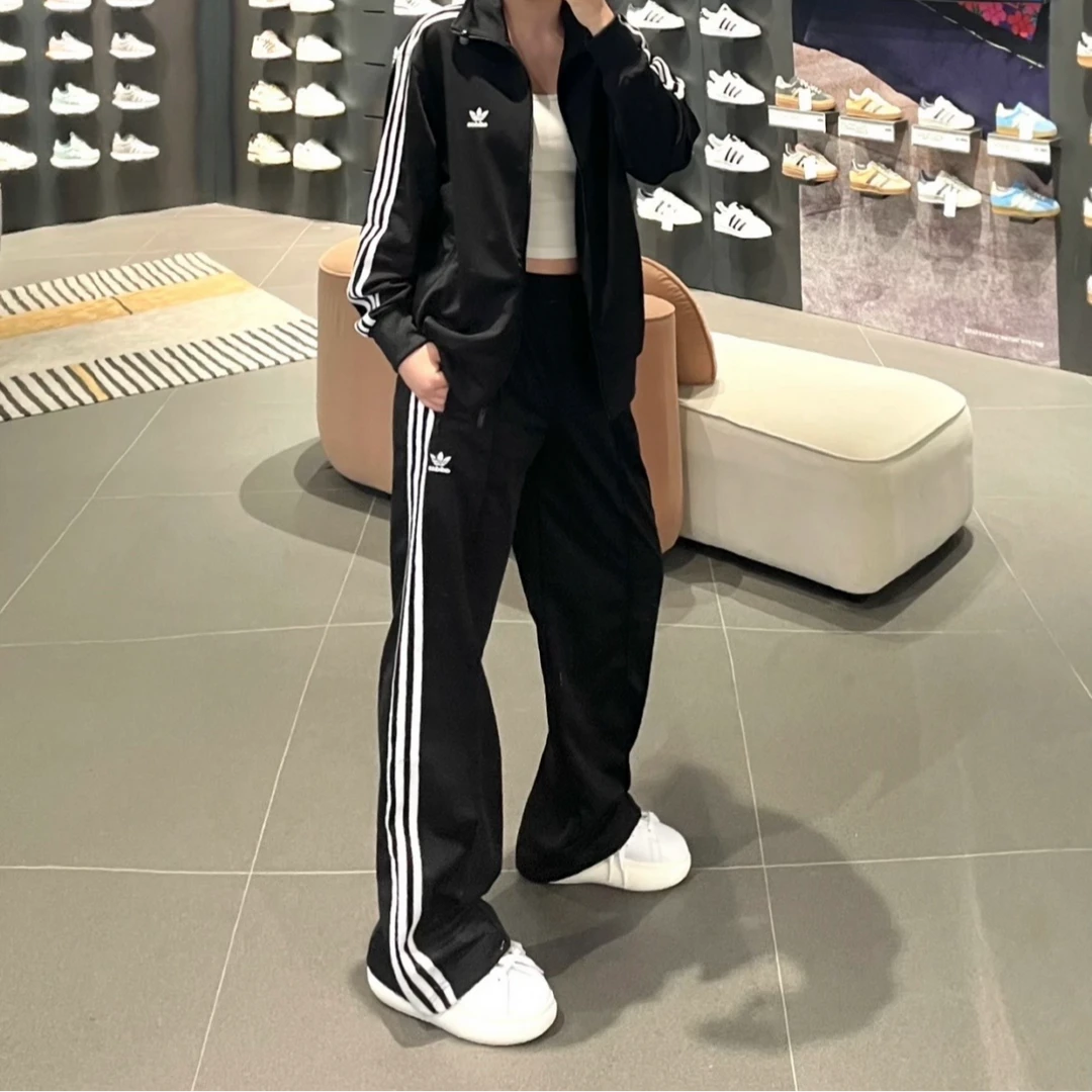 Adidas三叶草休闲简约舒适百搭经典条纹宽松运动裤 IT7404