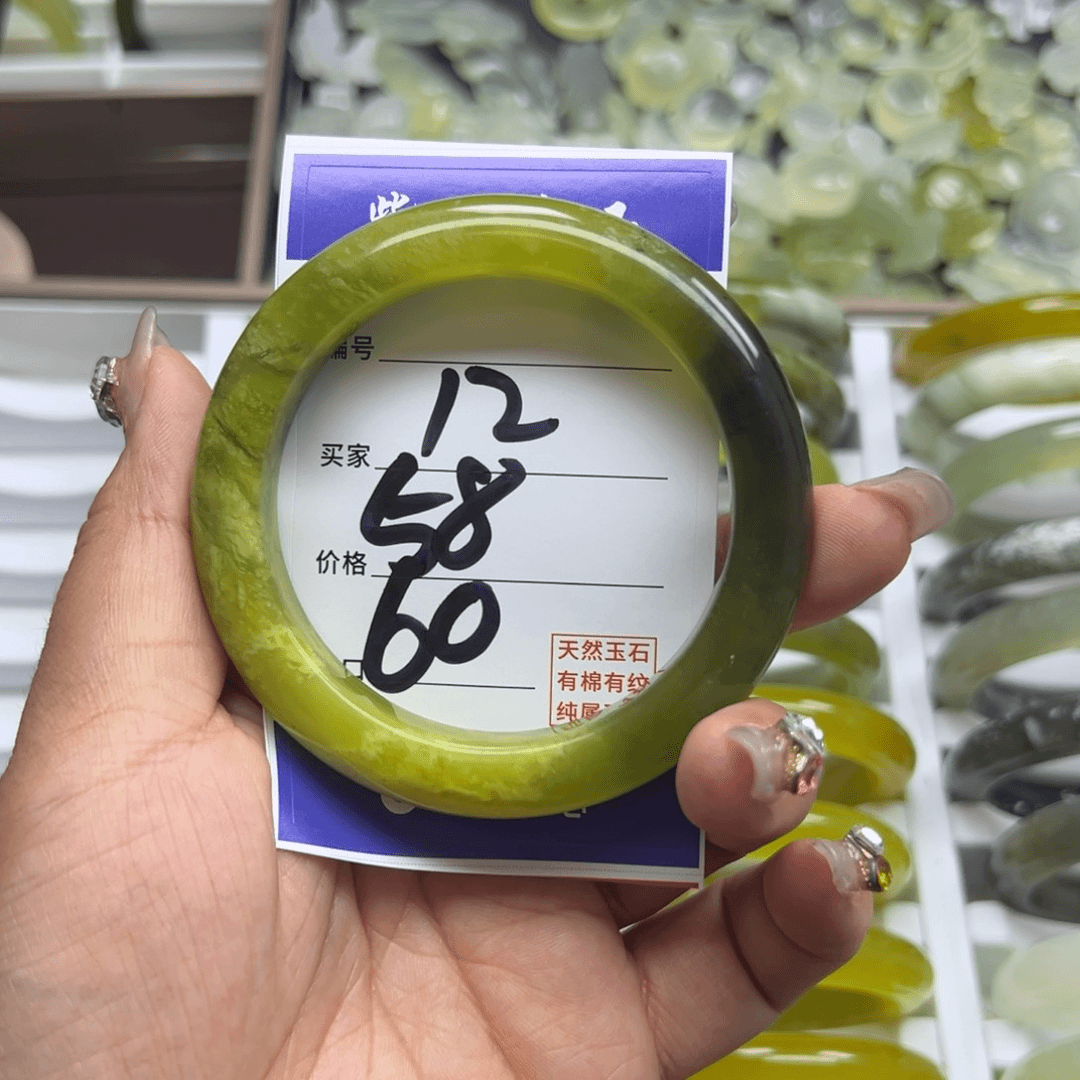 蛇纹石玉手镯未镶嵌