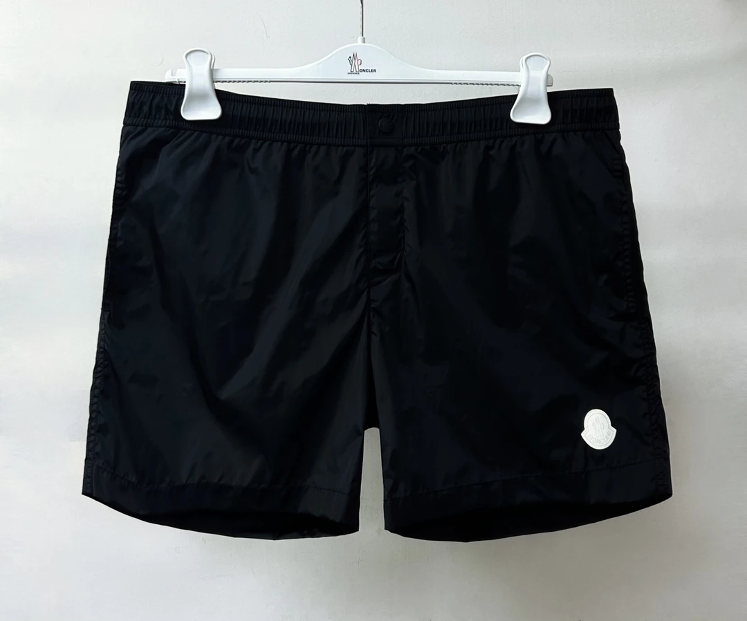 全新未使用 MONCLER 24春夏白色贴标男士休闲弹力短裤2C00019