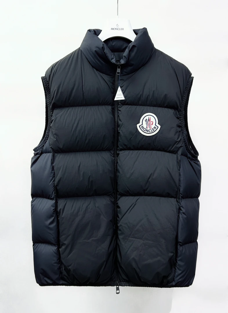 全新未使用 MONCLER 24秋冬ALMAZ胸口大LOGO休闲羽绒马甲 1A00075