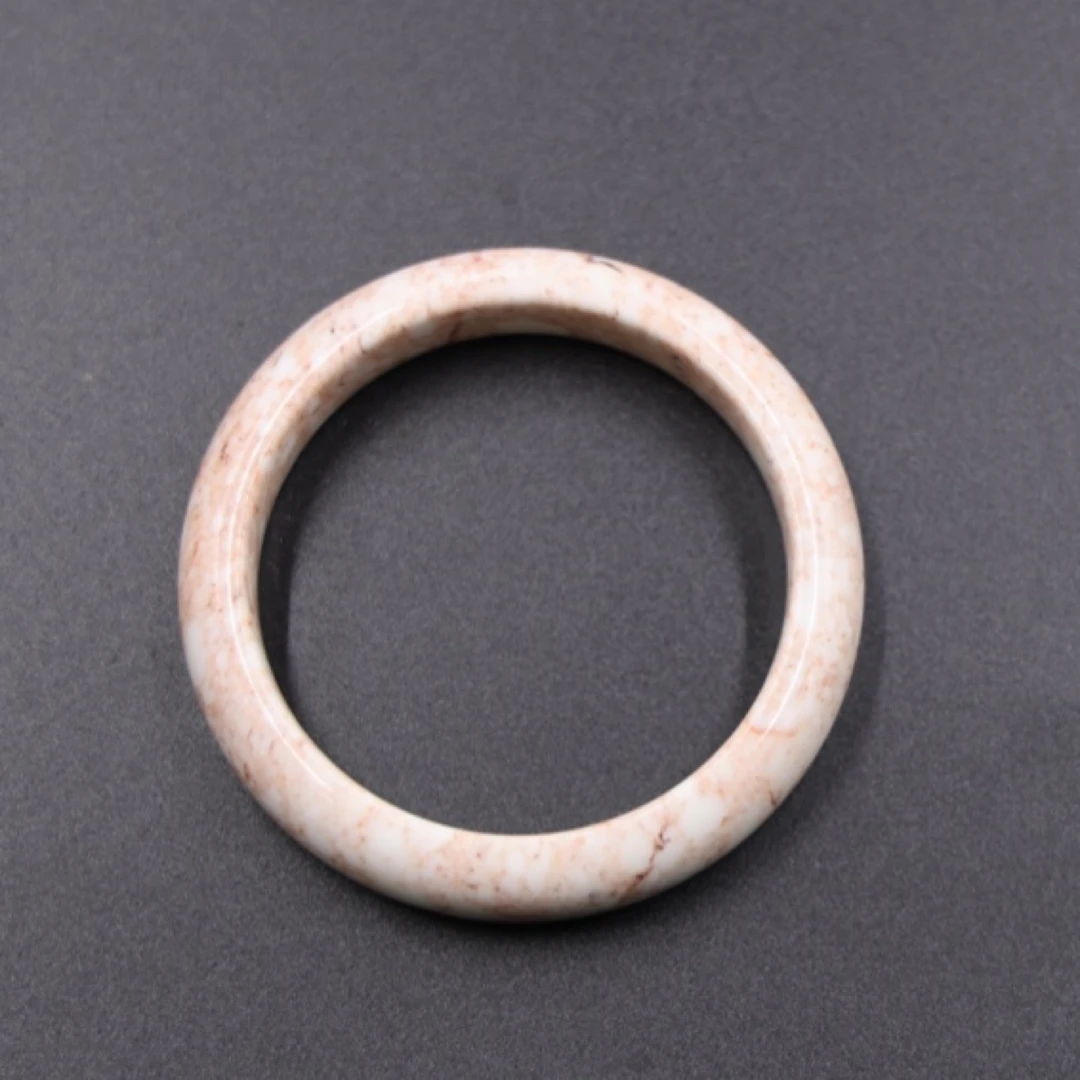 象牙玉   带红血丝 产自：西藏昌都丁青县