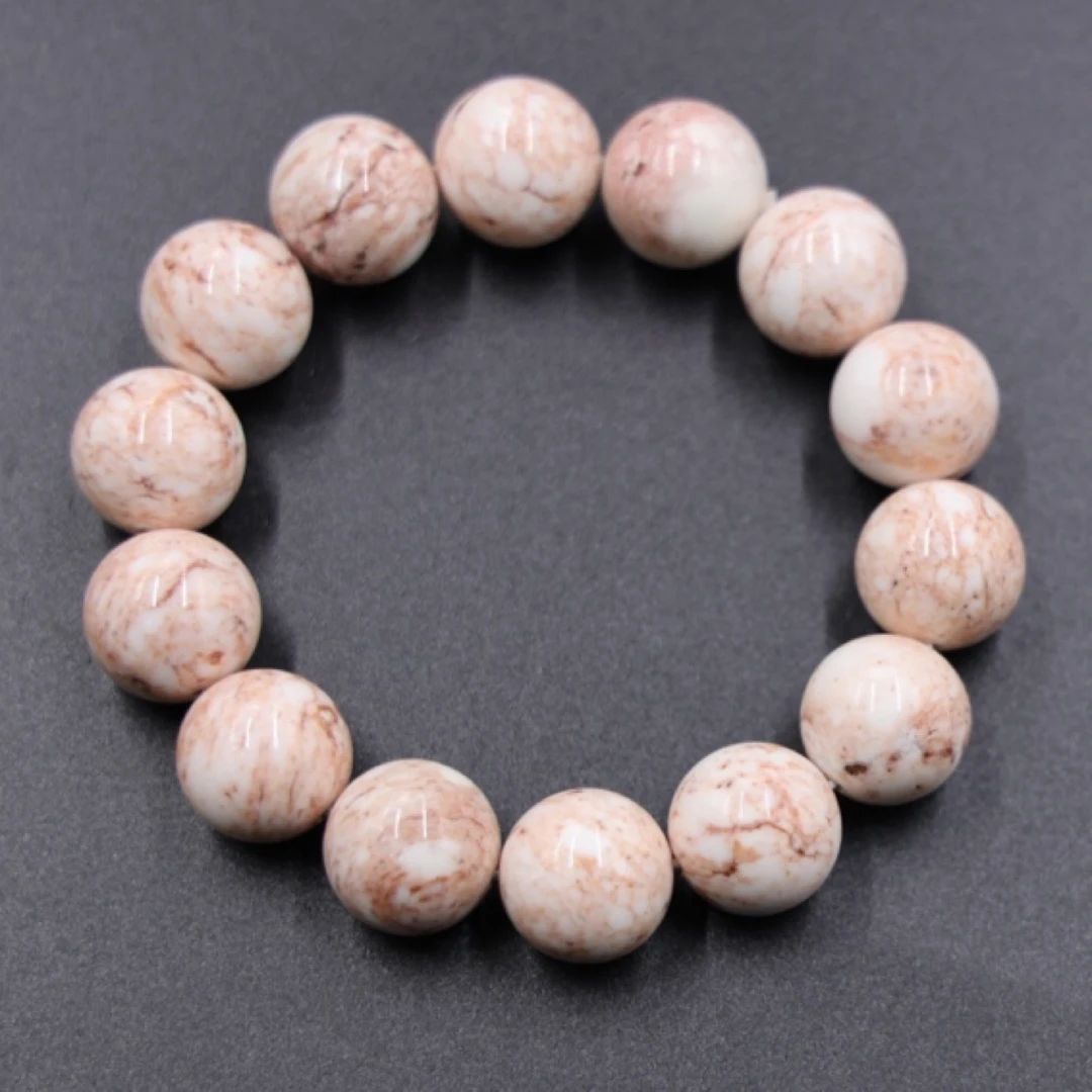 象牙玉  带红血丝 产自：西藏昌都丁青县