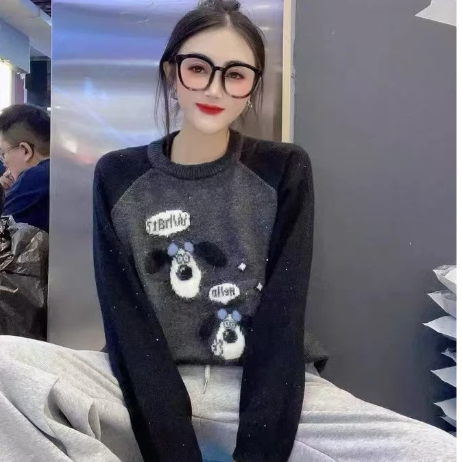 8829三炫家冬季新款圆领气质拼色小羊时尚百搭宽松图案上衣