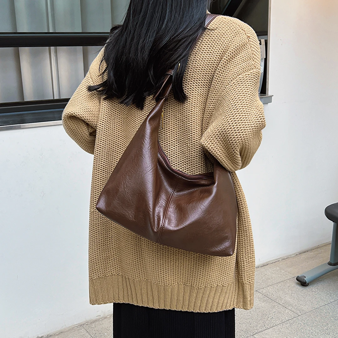 上课通勤托特包包女2024新款小众设计单肩斜挎包时尚百搭水桶大包