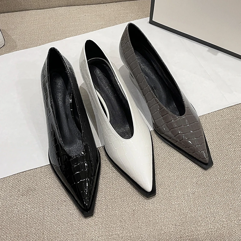 2025春新款尖头v口粗中跟漆皮单鞋女软皮鞋百搭复古奶奶鞋四季鞋