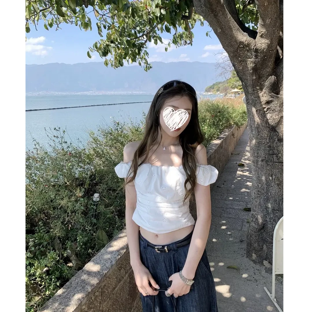 爱丽丝 白色绣花一字肩衬衫女夏季设计感修身显瘦泡泡袖短款上衣