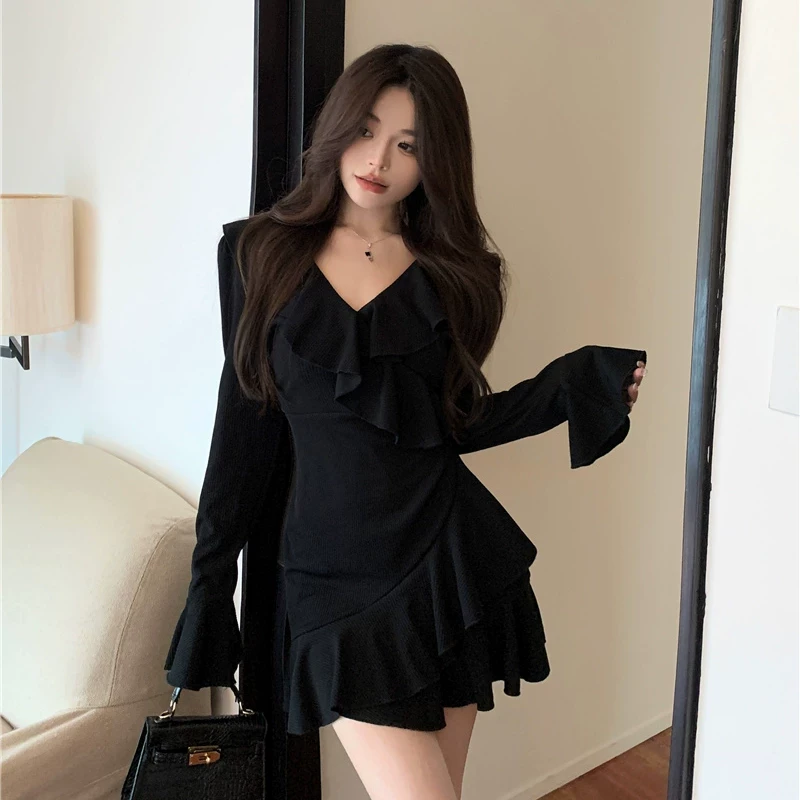 大码荷叶边v领长袖连衣裙女早秋纯欲微胖收腰显瘦气质a字小黑裙子