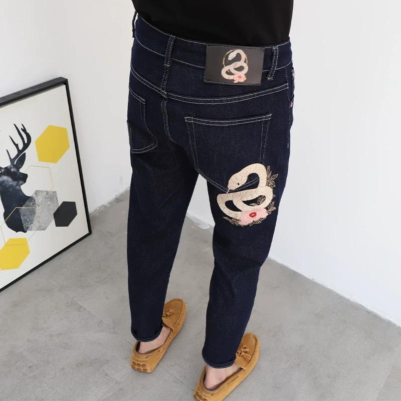 蛇年刺绣牛仔裤2025新款深蓝防褪色修身小脚春夏薄款潮牌九分裤男