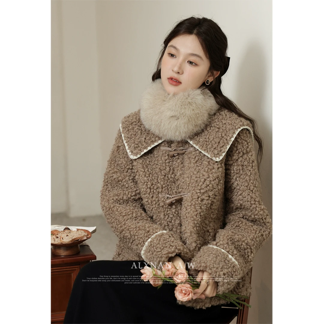 【鹿盯盯】微胖大码女装咖色高级感保暖牛角扣翻领毛绒外套DM00808