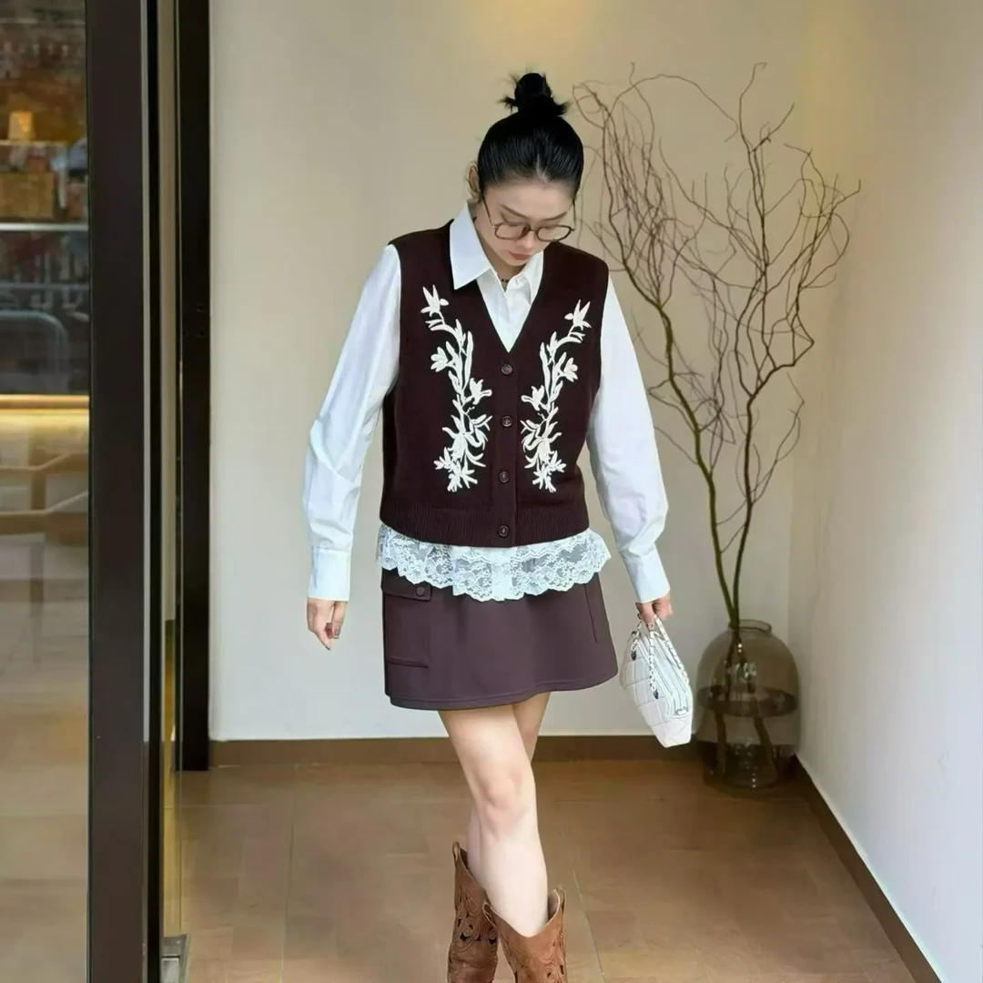 俪妍新款时尚气质小众针织马甲刺绣宽松V领设计感十足70298