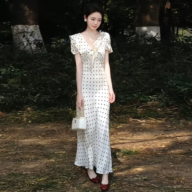 法式温柔风波点V领连衣裙女夏2025年新款绝美漂亮掐腰荷叶边长裙