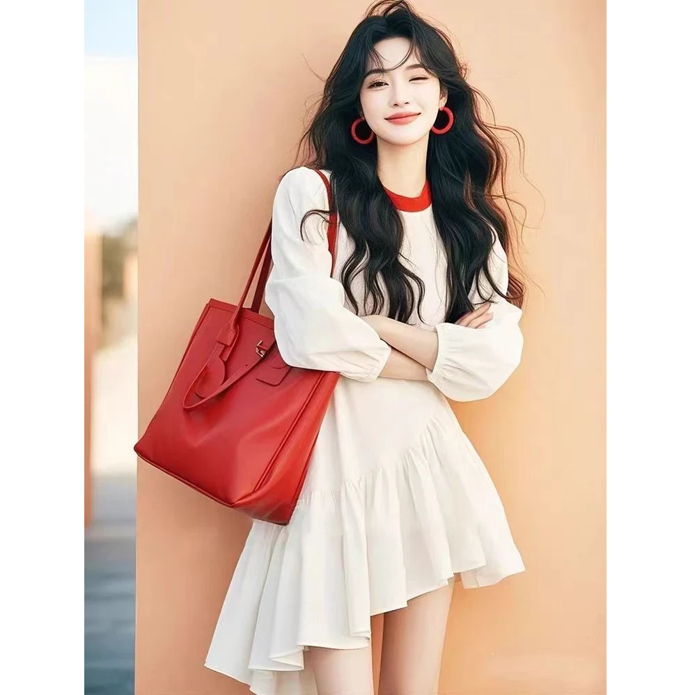 春装女款2025年新款富家千金高级感穿搭白色拼接不规则下摆连衣裙