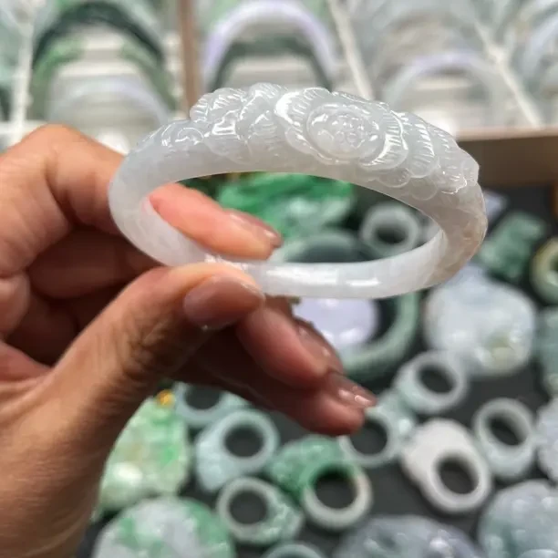 天然翡翠特色雕花手镯冰胶贵妃牡丹花53x47