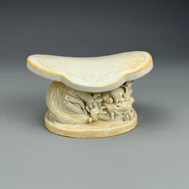 景德镇窑青白釉瑞兽瓷摆件