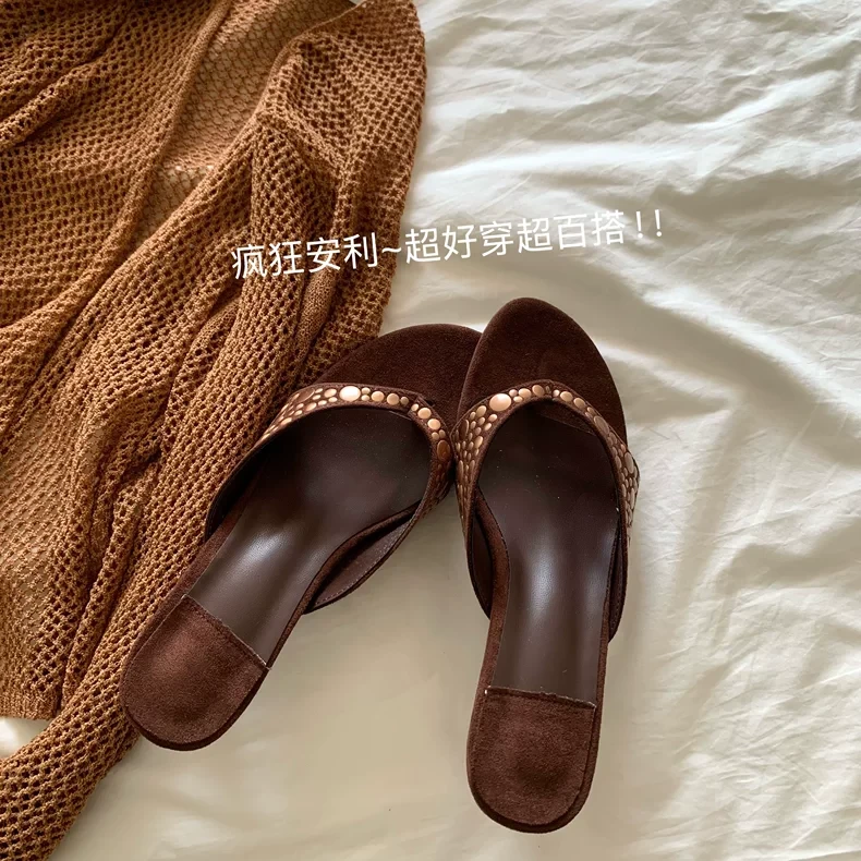 欧美老钱风！INS朋克复古铆钉细跟人字凉拖女夏夹脚高跟拖鞋2025