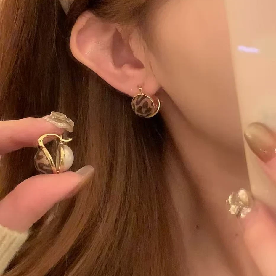 铜合金耳饰 秋冬气质双面两戴豹纹珍珠耳环女轻奢高级感耳扣耳饰
