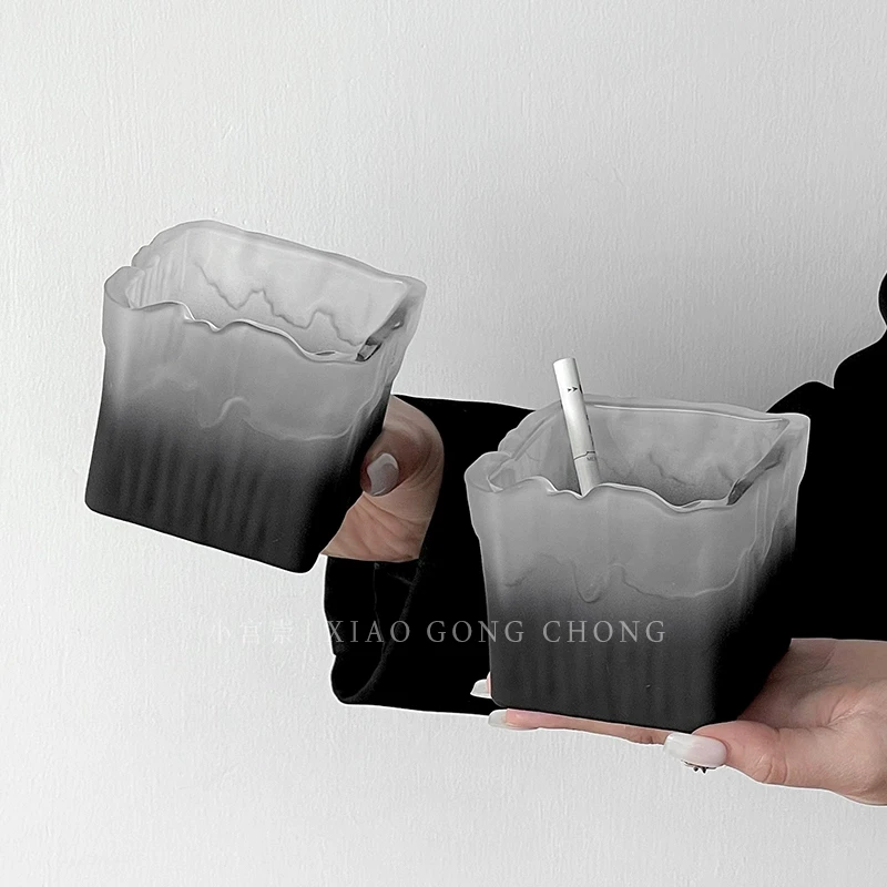 小众复古时尚烟灰缸高级感渐变黑玻璃烟缸防飞灰家用创意轻奢摆件