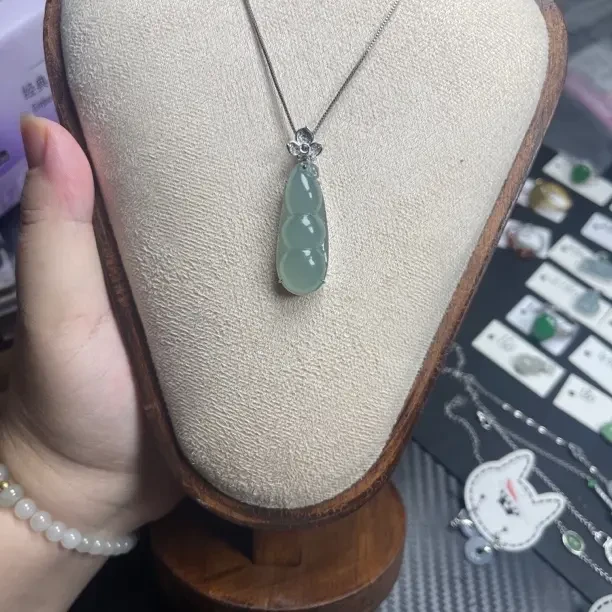 糯冰种油青四季豆女款玉坠