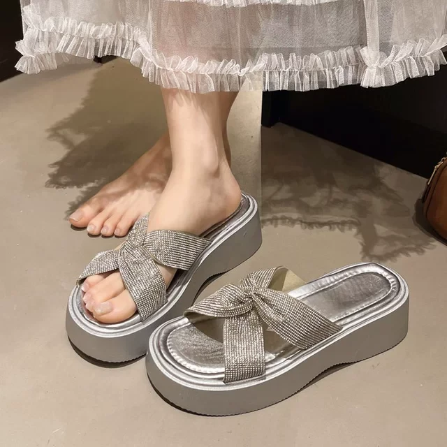 厚底一字水钻凉拖鞋女外穿2025夏季新款高级感时尚仙女风休闲凉鞋