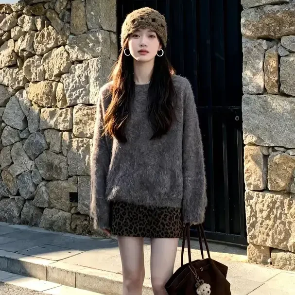 秋冬2025新款韩系穿搭软糯长袖毛衣氛围感轻熟风豹纹短裙时尚套装