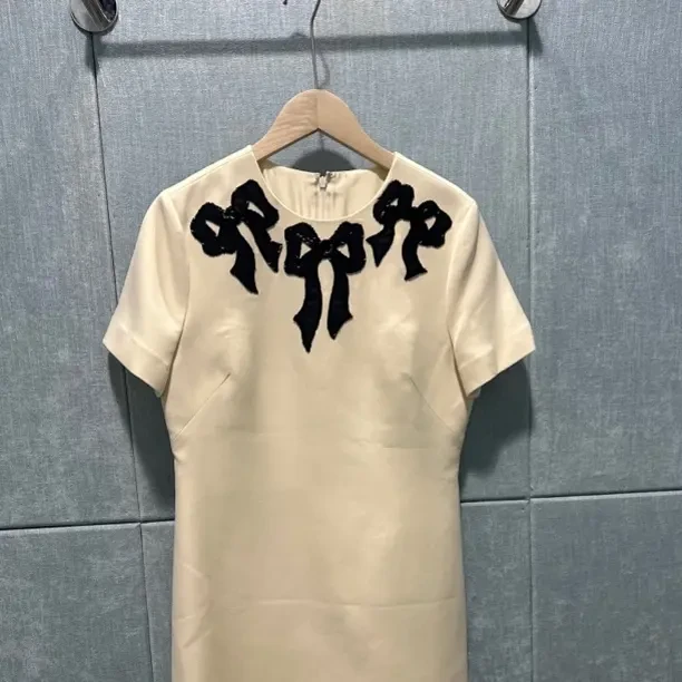 修身显瘦重工钉珠蝴蝶结元素收腰气质连衣裙