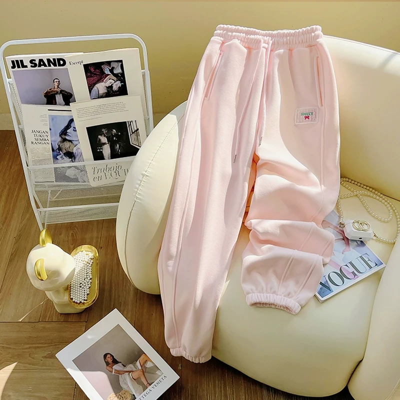 樱花粉显白休闲运动裤女秋冬2025新款小个子九分贴布绣加绒卫裤子