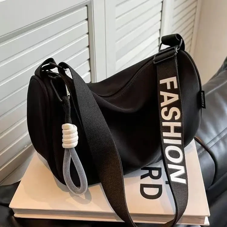 休闲尼龙布包包女2025新款时尚爆款斜挎饺子包百搭小众单肩通勤包