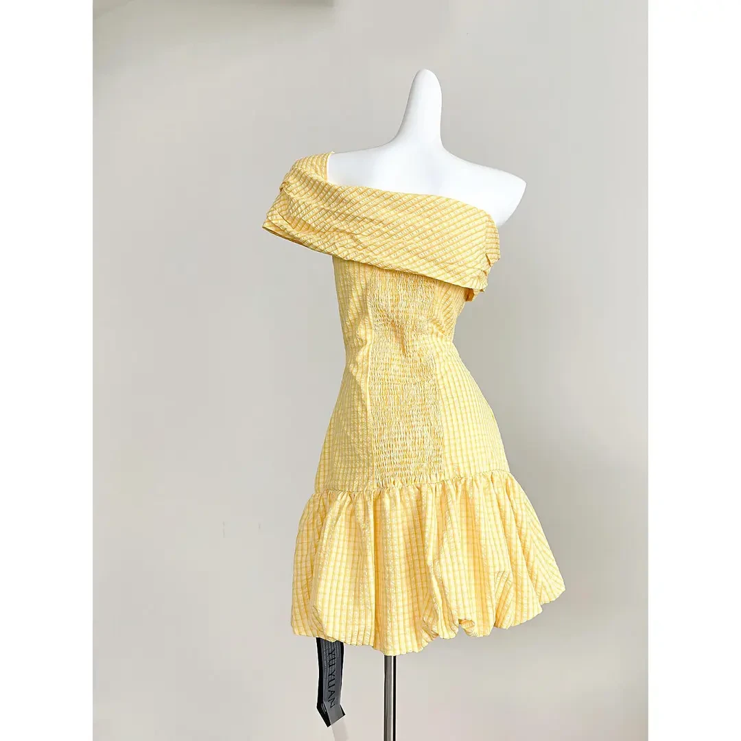 连衣裙女士夏季新款斜肩黄色格纹花苞A字收腰短裙设计感短款裙子