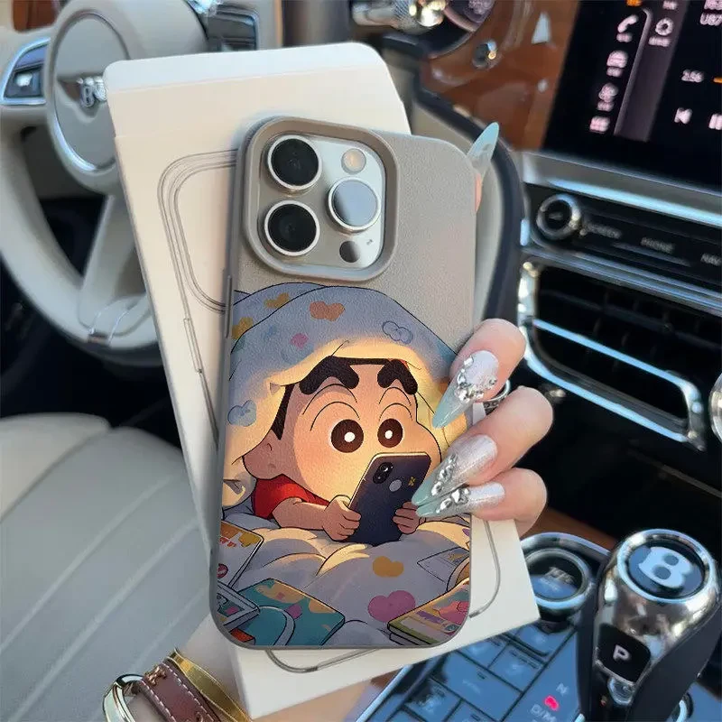 小新被窝玩手机适用苹果16promax/15手机壳14plus荔枝纹13/12卡通