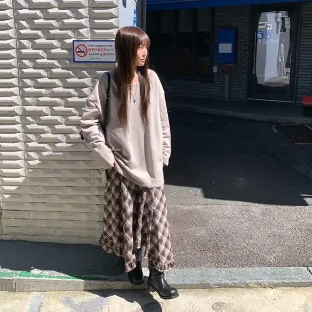 THESE DAY/ 燕麦色卫衣/不规则格子半裙（No退No换）