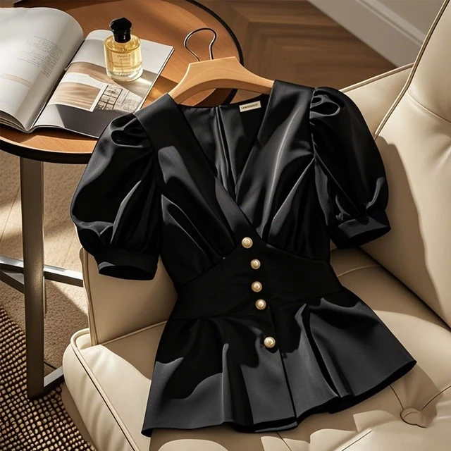 2025年夏季新款收腰显瘦黑色衬衫v领高级感时尚百搭泡泡袖上衣女