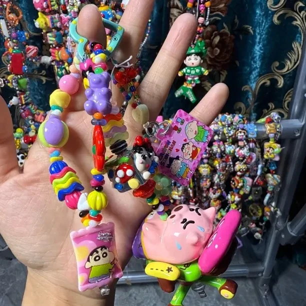 可爱串珠蜡笔小新公仔手机链创意钥匙扣卡通装饰挂饰礼品