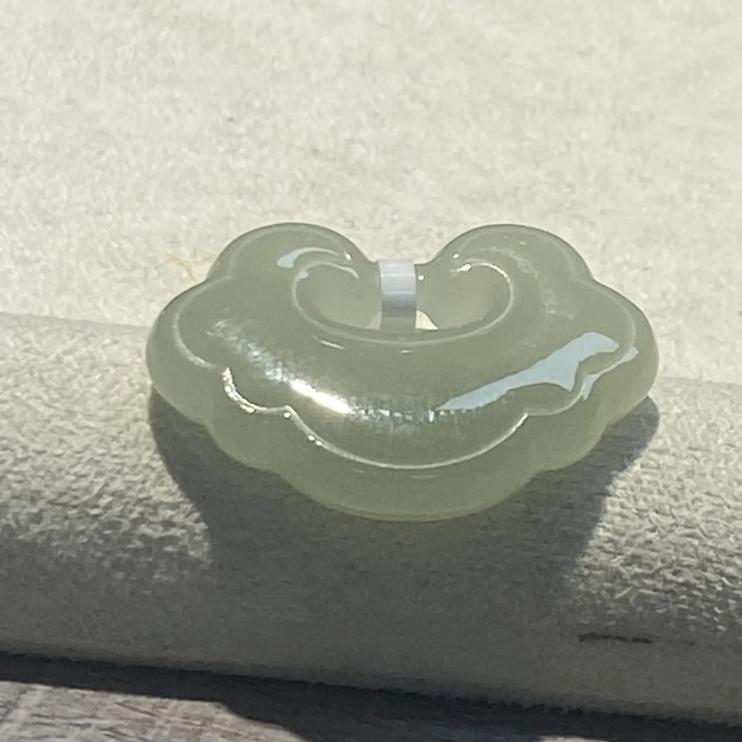 和田玉晴水雕花如意锁吊坠男女通用时尚百搭挂件