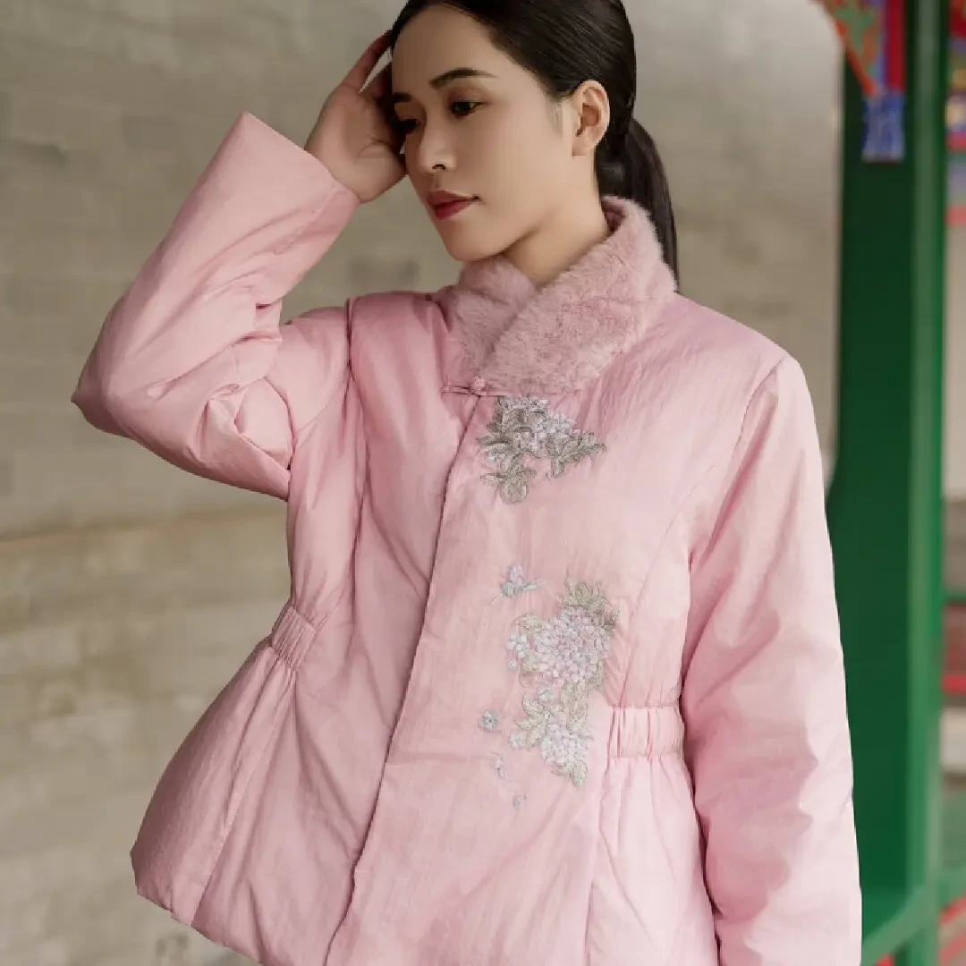 大吉3195复古收腰绣花棉服