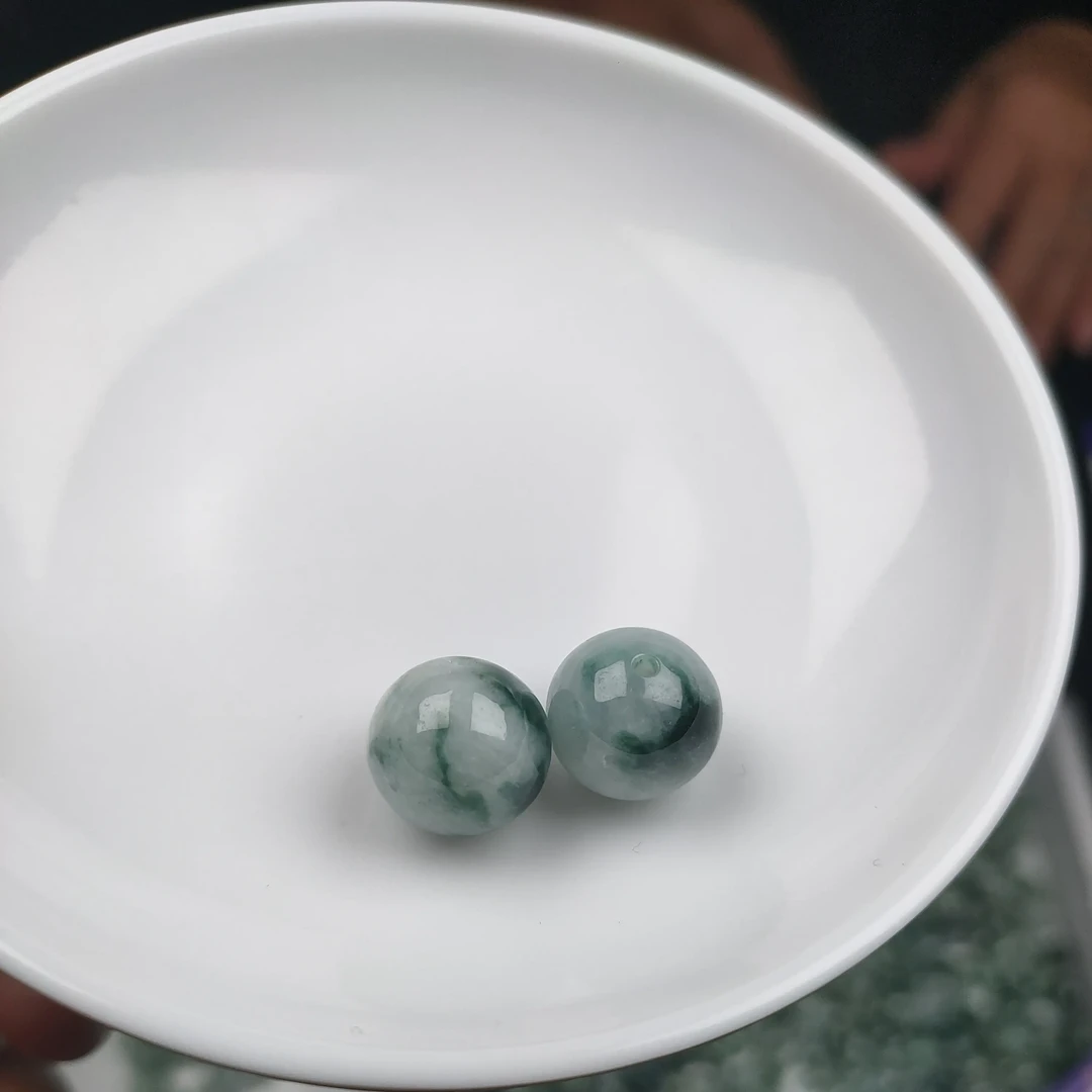 天然A货翡翠.绿飘花圆珠.尺寸约卡12+mm.2颗