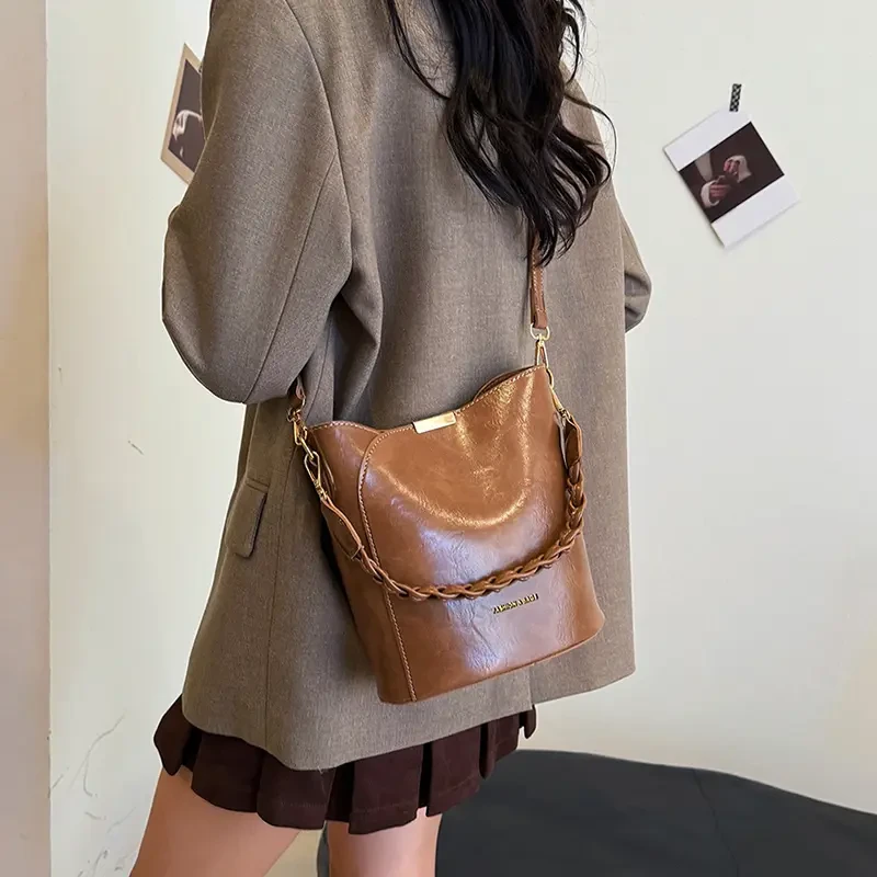 复古小众设计包包2025新款高级质感百搭斜挎包爆款手提水桶包701