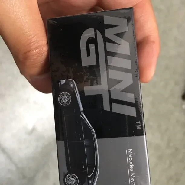 1:64比例黑色梅赛德斯奔驰迈巴赫S680合金汽车模型