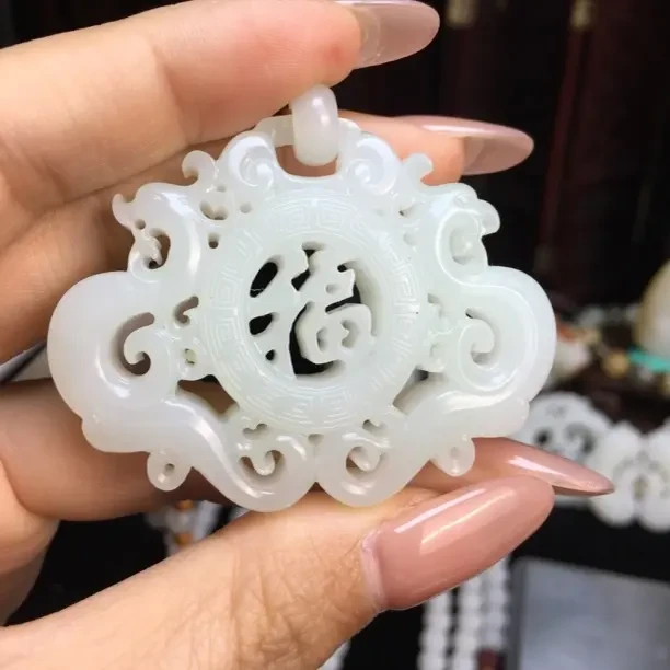 和田玉镂空龙凤呈祥吊坠定制发货