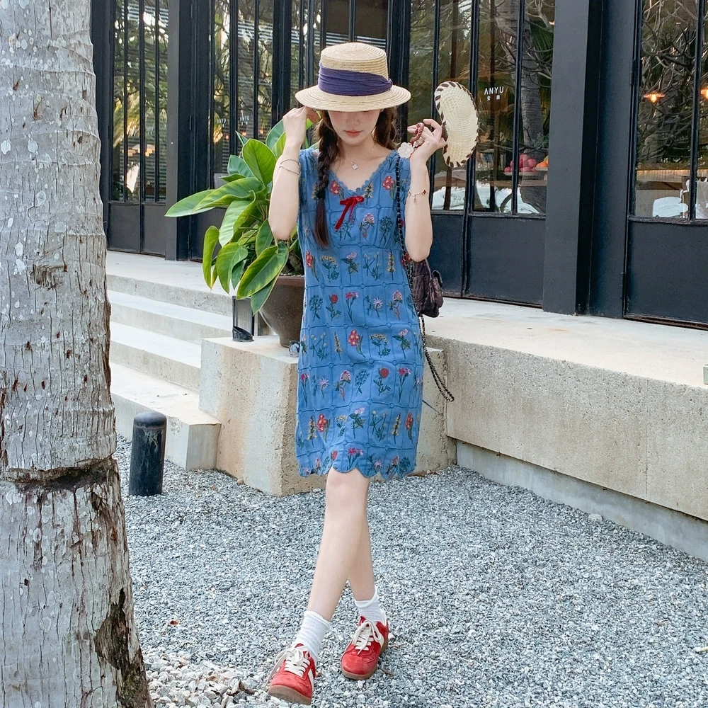 韩系简约百搭收腰显瘦V领无袖背心连衣裙女2025复古花朵刺绣裙子