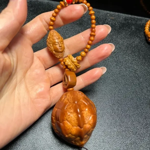 橄榄核雕刻财神文玩手把件