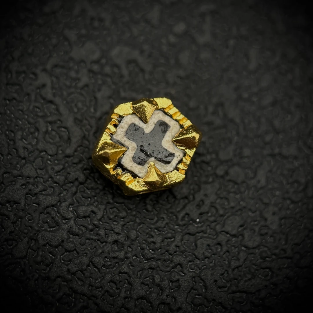 足金镶嵌十字板古珠背云。尺寸：8*10