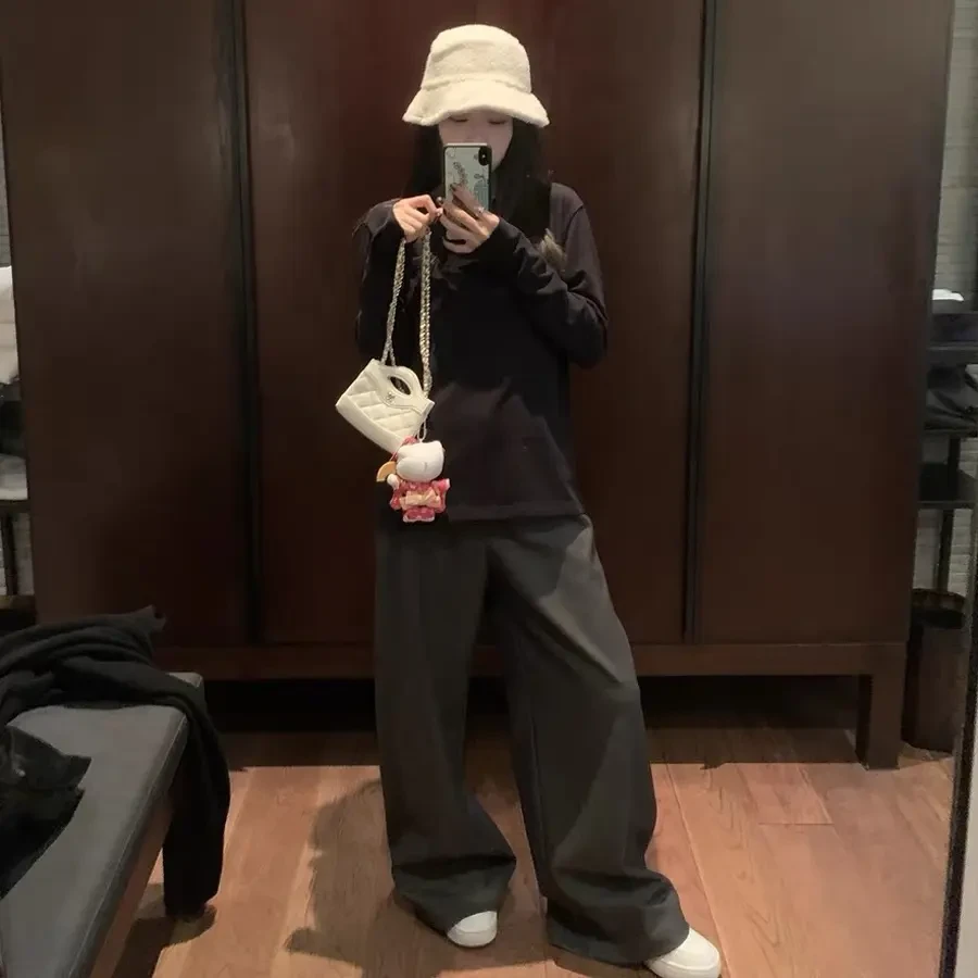 灰灰呀！人手安排！百搭圆领微笑刺绣装饰纯色长袖T恤
