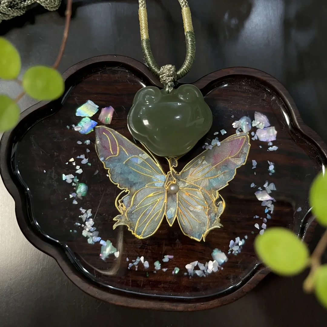 天然和田玉湖水绿双面如意锁吊坠简约百搭