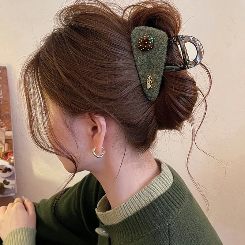 草莓毛毡三角头发抓夹女高级感鲨鱼夹2025新款发夹巨好看百搭发饰