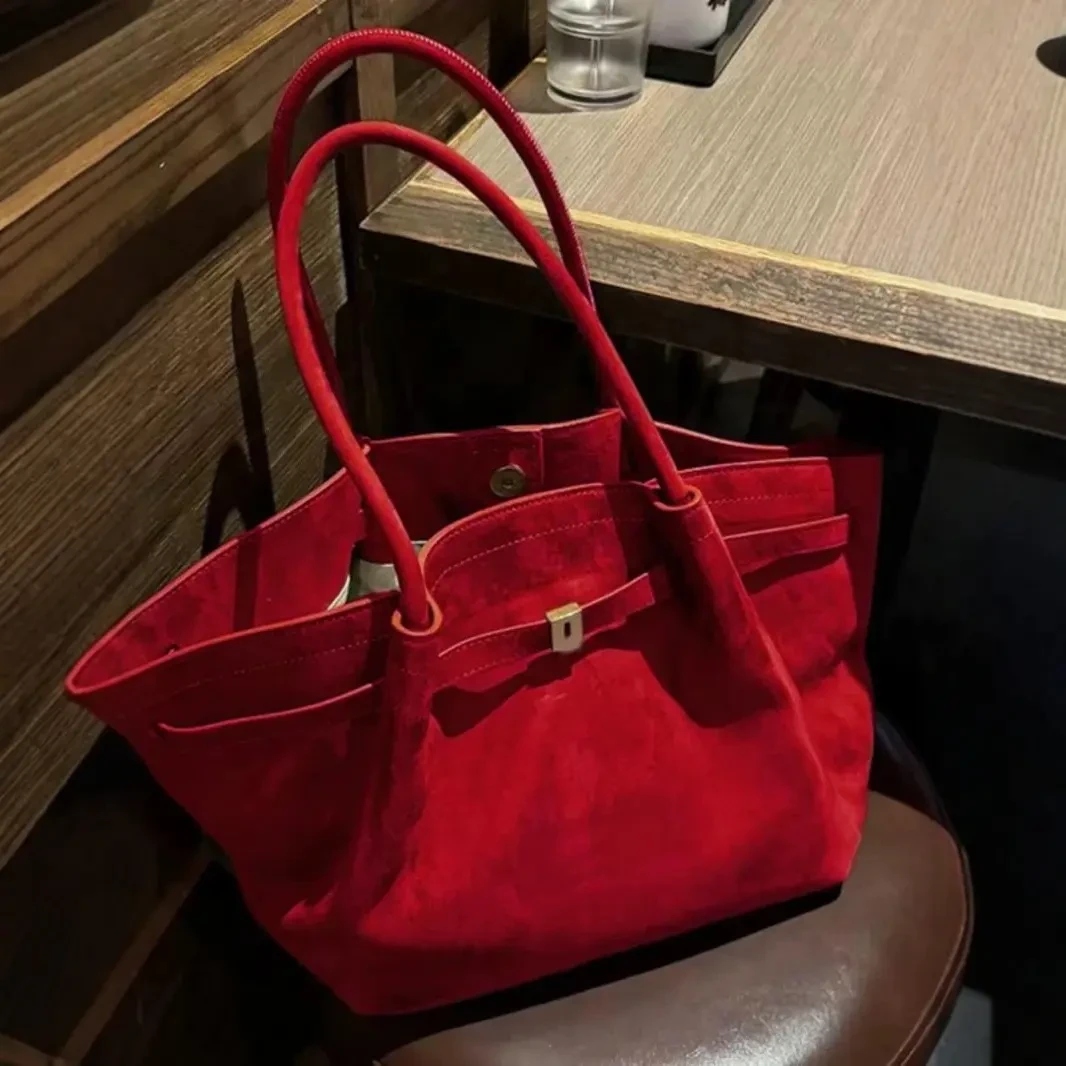 红色麂皮大容量饺子包包女式2025新款高级感手提新娘结婚包秋冬季