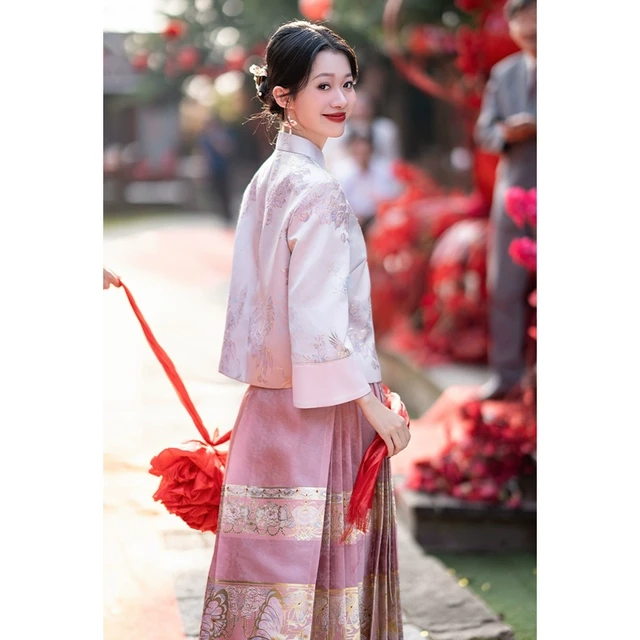 今年流行漂亮新中式国风改良订婚礼服粉色上衣马面裙两件套装女秋