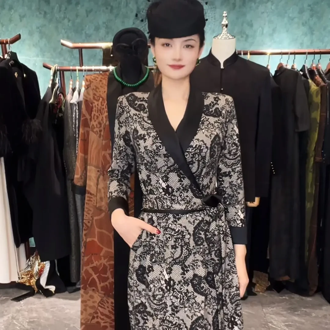 秋季新款显瘦气质长袖花色连衣裙适合出席重要场合