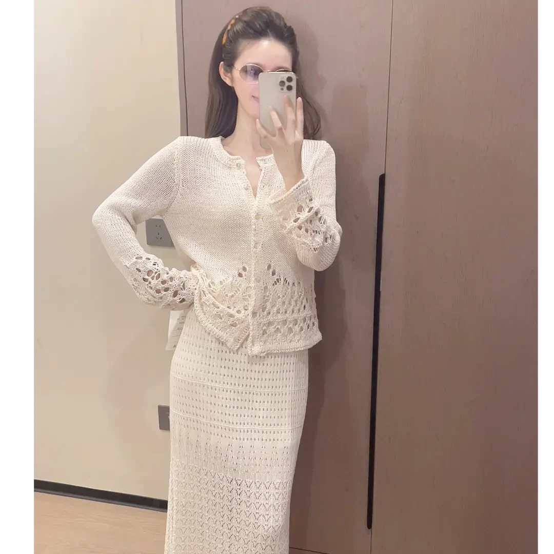 秋款上新-镂月-米白色镂空上衣搭配纯色半身裙套装